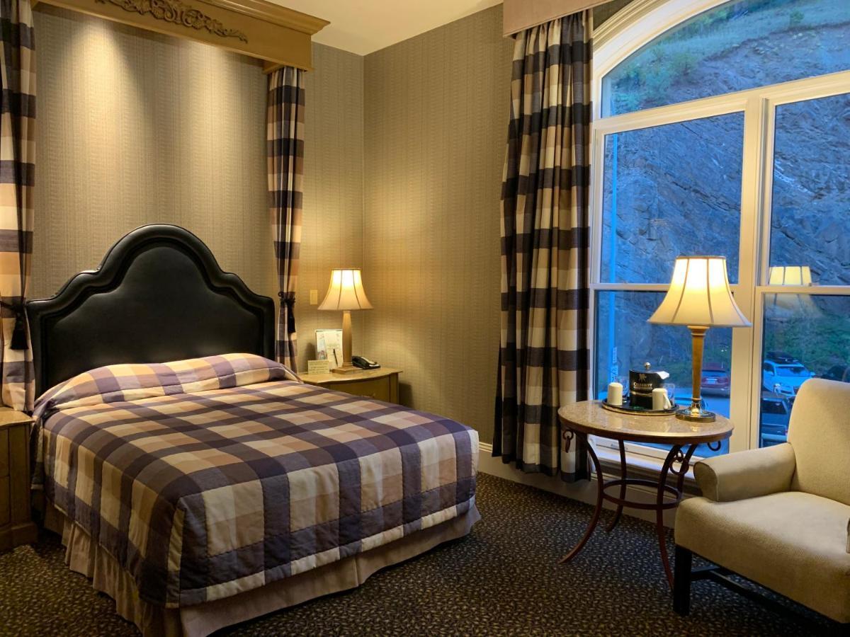 Single Queen Room