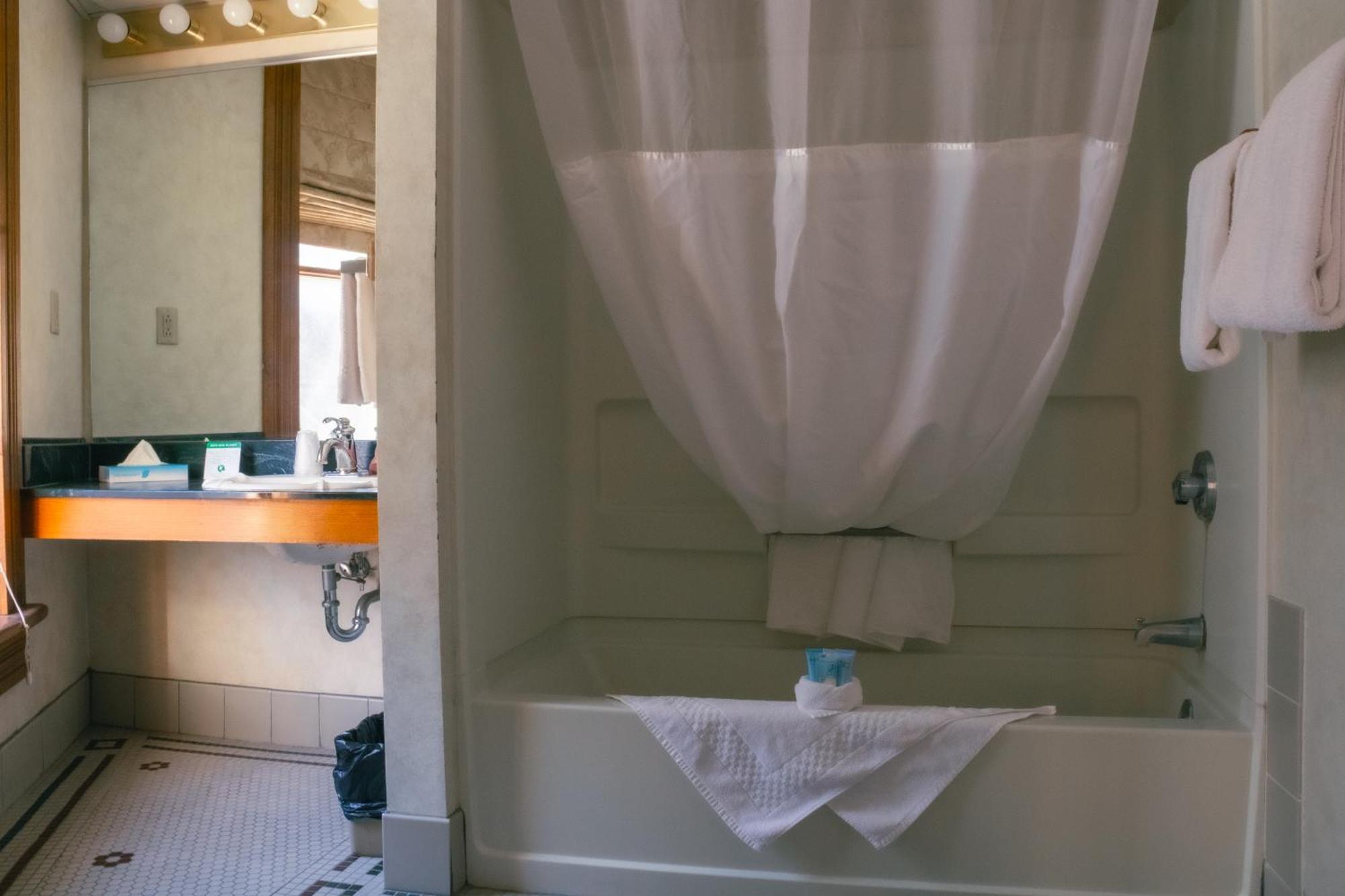 Deluxe Double Room (2 Adults + 1 Child)